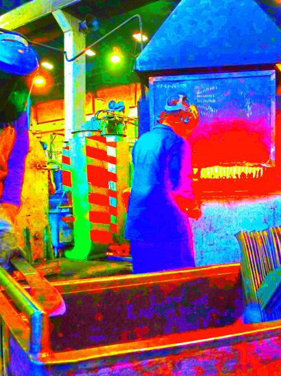 Manufakturen-Blog-PopArt-Projekt: Machete II, blau (Foto: Wigmar Bressel) - basierend auf einem Foto von Martin Specht in der kolumbianischen Macheten-Manufaktur Incolma in Manizales, hervorgegangen aus der Solinger Schmiede Gebr. Weyersberg aus dem 18. Jahrhundert