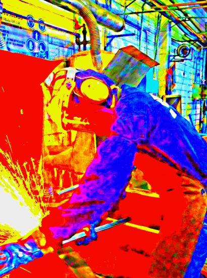 Manufakturen-Blog-PopArt-Projekt: Machete I, bunt (rot) (Foto: Wigmar Bressel) - basierend auf einem Foto von Martin Specht in der kolumbianischen Macheten-Manufaktur Incolma in Manizales, hervorgegangen aus der Solinger Schmiede Gebr. Weyersberg aus dem 18. Jahrhundert