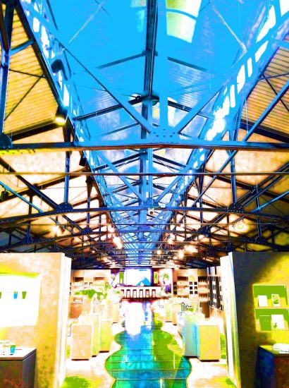 Manufakturen-Blog-PopArt-Projekt: Ofenhalle V, beige / hellblau (Foto: Wigmar Bressel) - basierend auf einem Foto in der Alten Ofenhalle der Königlichen Porzellanmanufaktur (KPM) in der Berliner Wegelystraße 1; heute einer der Flagshipstores des Unternehmens.