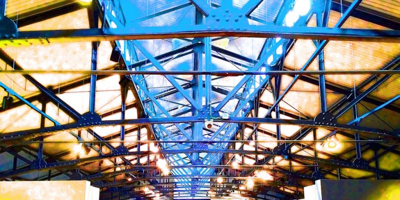 Manufakturen-Blog-PopArt-Projekt: Ofenhalle V, beige / hellblau (Foto: Wigmar Bressel) - basierend auf einem Foto in der Alten Ofenhalle der Königlichen Porzellanmanufaktur (KPM) in der Berliner Wegelystraße 1; heute einer der Flagshipstores des Unternehmens.