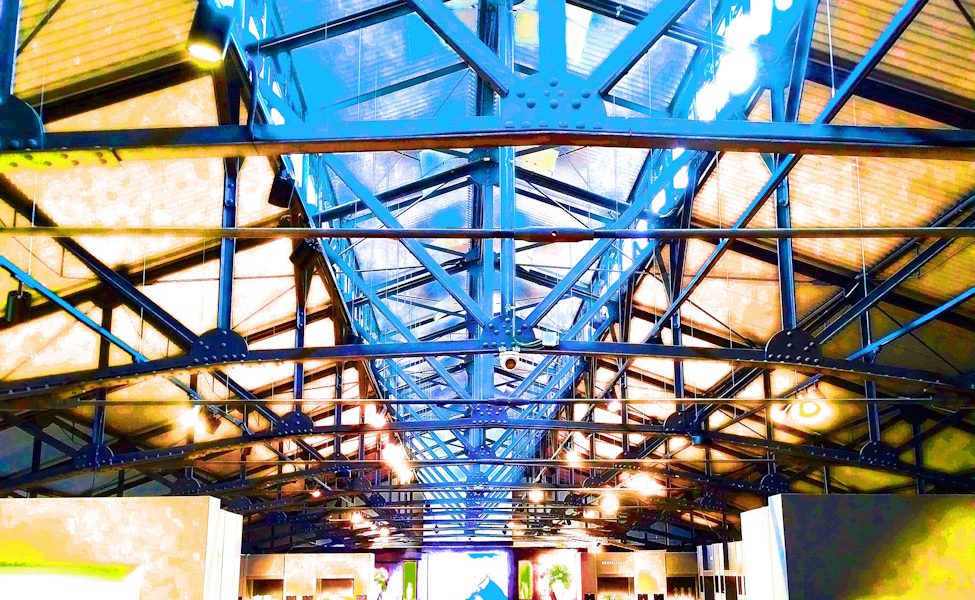 Manufakturen-Blog-PopArt-Projekt: Ofenhalle V, beige / hellblau (Foto: Wigmar Bressel) - basierend auf einem Foto in der Alten Ofenhalle der Königlichen Porzellanmanufaktur (KPM) in der Berliner Wegelystraße 1; heute einer der Flagshipstores des Unternehmens.