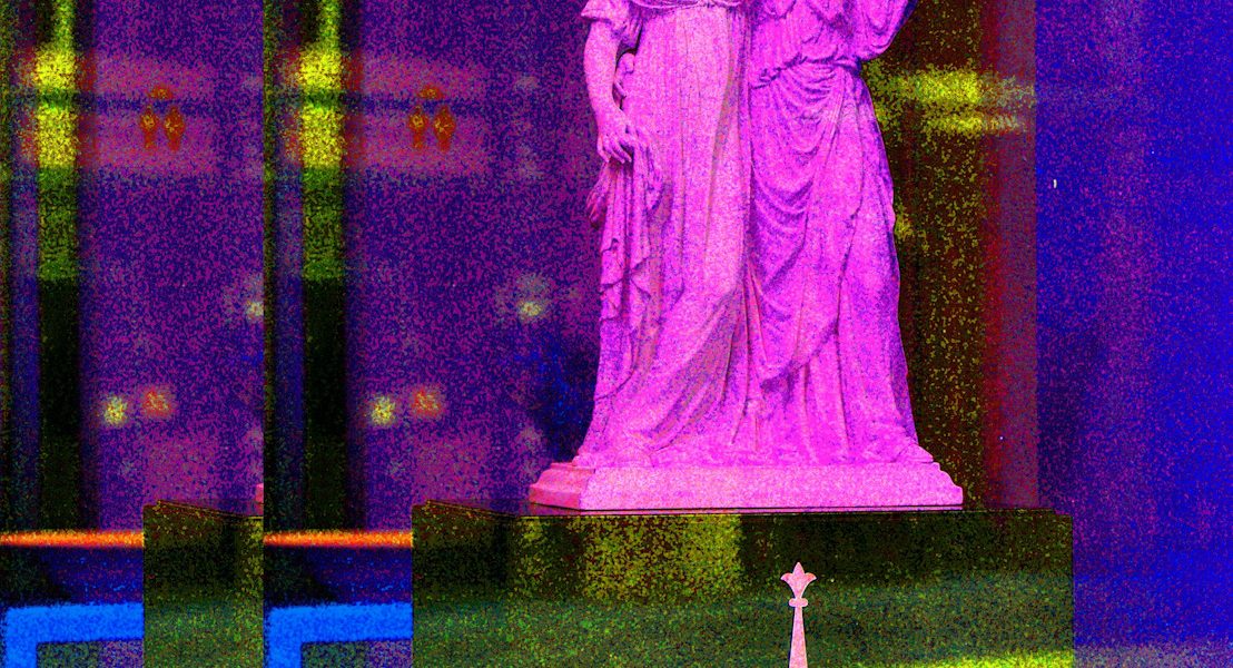 Manufakturen-Blog-PopArt-Projekt: Skulptur III, violett (Foto: Wigmar Bressel) - basierend auf einem Foto der Prinzessinnen-Gruppe nach Schadow in einem Schaufenstr der KPM Königliche Porzellanmanufaktur in Berlin