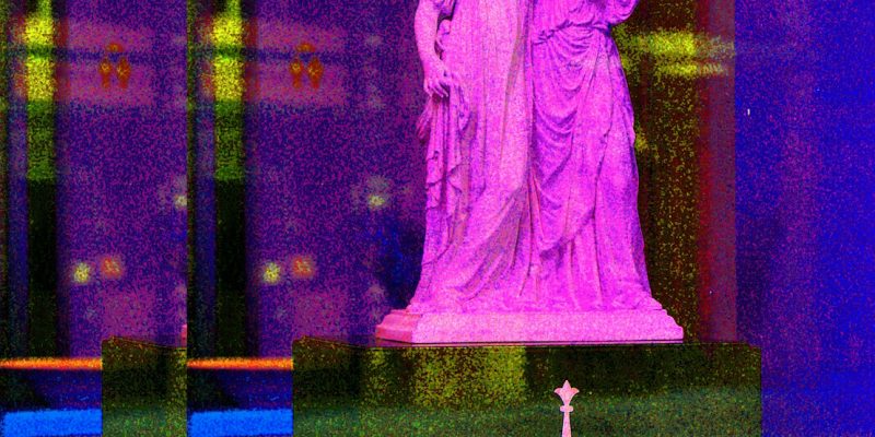 Manufakturen-Blog-PopArt-Projekt: Skulptur III, violett (Foto: Wigmar Bressel) - basierend auf einem Foto der Prinzessinnen-Gruppe nach Schadow in einem Schaufenstr der KPM Königliche Porzellanmanufaktur in Berlin