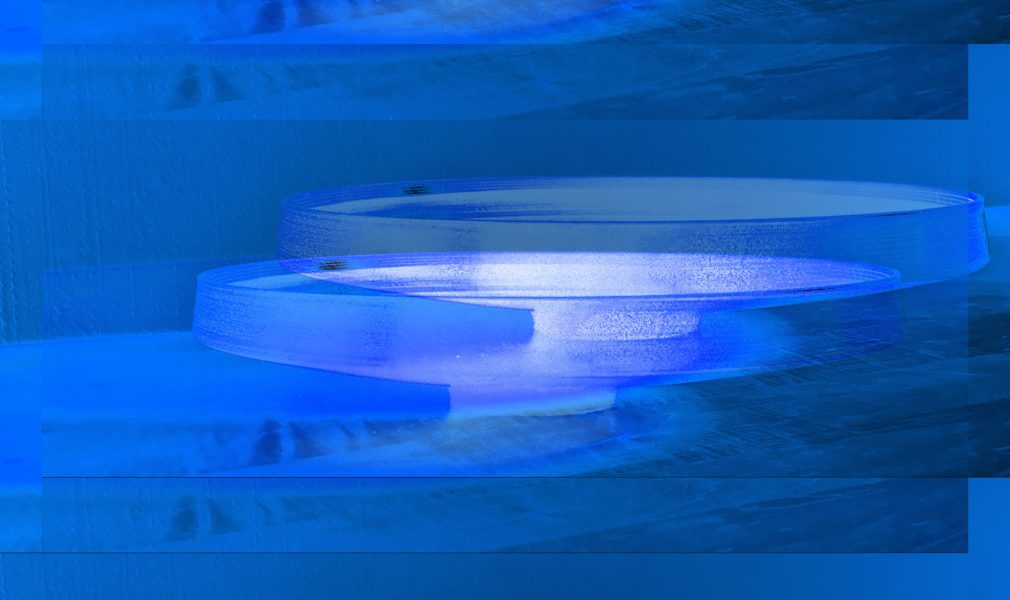 Manufakturen-Blog-PopArt-Projekt: Schale mit Fuß I, weiß / blau (Foto: Wigmar Bressel) - basierend auf einem Foto einer Schale aus Schwarzkeramik von André von Martens aus dem brandenburgischen Gosda