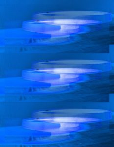 Manufakturen-Blog-PopArt-Projekt: Schale mit Fuß I, weiß / blau (Foto: Wigmar Bressel) - basierend auf einem Foto einer Schale aus Schwarzkeramik von André von Martens aus dem brandenburgischen Gosda