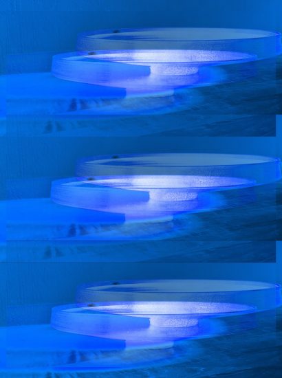 Manufakturen-Blog-PopArt-Projekt: Schale mit Fuß I, weiß / blau (Foto: Wigmar Bressel) - basierend auf einem Foto einer Schale aus Schwarzkeramik von André von Martens aus dem brandenburgischen Gosda