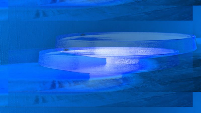 Manufakturen-Blog-PopArt-Projekt: Schale mit Fuß I, weiß / blau (Foto: Wigmar Bressel) - basierend auf einem Foto einer Schale aus Schwarzkeramik von André von Martens aus dem brandenburgischen Gosda