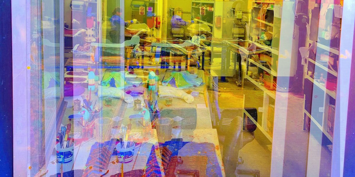 Manufakturen-Blog-PopArt-Projekt: Arbeitsplatz IV, lila / gelb (Foto: Wigmar Bressel) - basierend auf einem Foto in ein Produktionsgebäude der Lauchhammer Kunstguss KG hinein