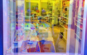 Manufakturen-Blog-PopArt-Projekt: Arbeitsplatz IV, lila / gelb (Foto: Wigmar Bressel) - basierend auf einem Foto in ein Produktionsgebäude der Lauchhammer Kunstguss KG