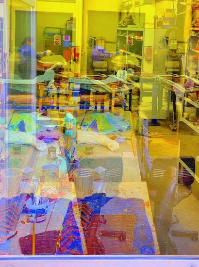 Manufakturen-Blog-PopArt-Projekt: Arbeitsplatz IV, lila / gelb (Foto: Wigmar Bressel) - basierend auf einem Foto in ein Produktionsgebäude der Lauchhammer Kunstguss KG hinein