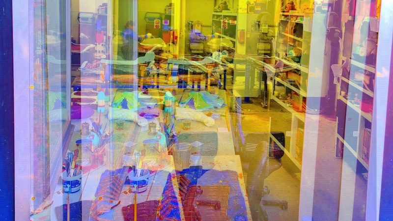 Manufakturen-Blog-PopArt-Projekt: Arbeitsplatz IV, lila / gelb (Foto: Wigmar Bressel) - basierend auf einem Foto in ein Produktionsgebäude der Lauchhammer Kunstguss KG hinein