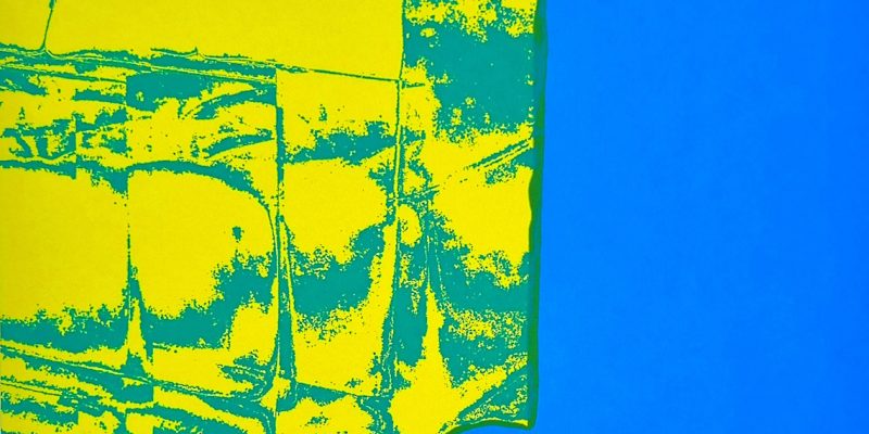 19.05.2025 Manufakturen-Blog-PopArt-Projekt: Sofas, gelb / blau (Foto: Wigmar Bressel) (28 x 31,5 cm) - Siebdruck von zwei Sofas der Sitzmöbelmanufaktur Gehlenborg im niedersächsischen Lindern