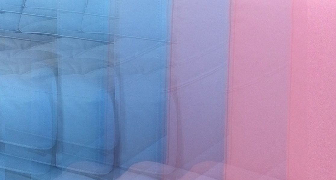 Manufakturen-Blog-PopArt-Projekt: Sofas II, hellblau / rosa (Foto: Wigmar Bressel) - basierend auf einem Foto von zwei Sofas der Sitzmöbelmanufaktur Gehlenborg im niedersächsischen Lindern