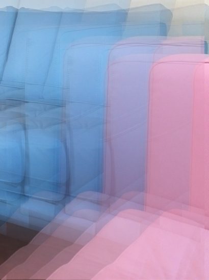 Manufakturen-Blog-PopArt-Projekt: Sofas II, hellblau / rosa (Foto: Wigmar Bressel) - basierend auf einem Foto von zwei Sofas der Sitzmöbelmanufaktur Gehlenborg im niedersächsischen Lindern