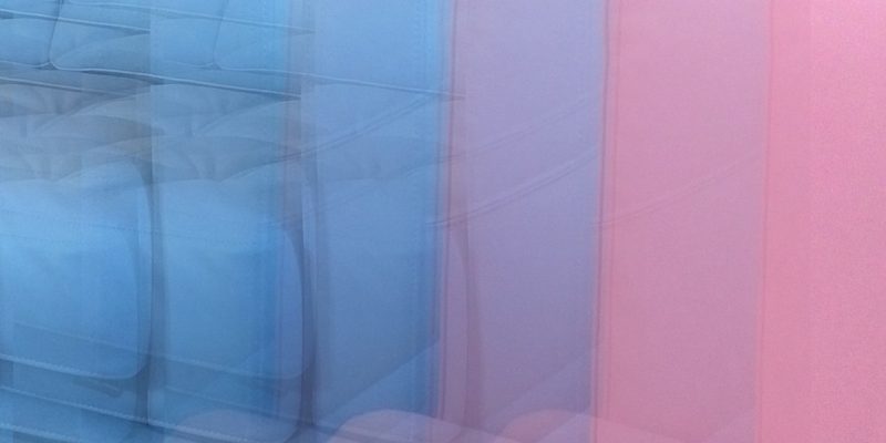 Manufakturen-Blog-PopArt-Projekt: Sofas II, hellblau / rosa (Foto: Wigmar Bressel) - basierend auf einem Foto von zwei Sofas der Sitzmöbelmanufaktur Gehlenborg im niedersächsischen Lindern