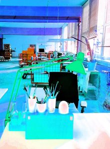 Manufakturen-Blog-PopArt-Projekt: Arbeitsplatzlampe, hellgrün (Foto: Wigmar Bressel) - basierend auf einem Foto in ein Produktionsgebäude der Porzellanmanufaktur Dibbern in Hohenberg an der Eger