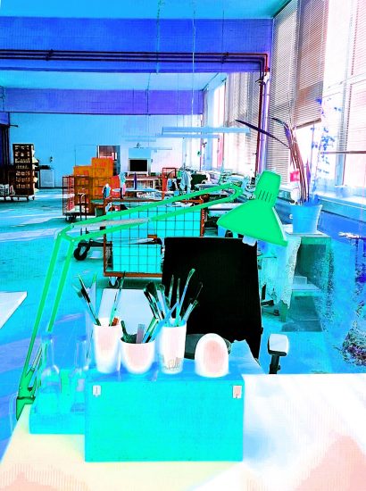 Manufakturen-Blog-PopArt-Projekt: Arbeitsplatzlampe, hellgrün (Foto: Wigmar Bressel) - basierend auf einem Foto in ein Produktionsgebäude der Porzellanmanufaktur Dibbern in Hohenberg an der Eger