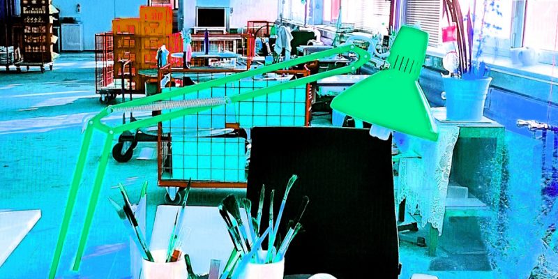 Manufakturen-Blog-PopArt-Projekt: Arbeitsplatzlampe, hellgrün (Foto: Wigmar Bressel) - basierend auf einem Foto in ein Produktionsgebäude der Porzellanmanufaktur Dibbern in Hohenberg an der Eger