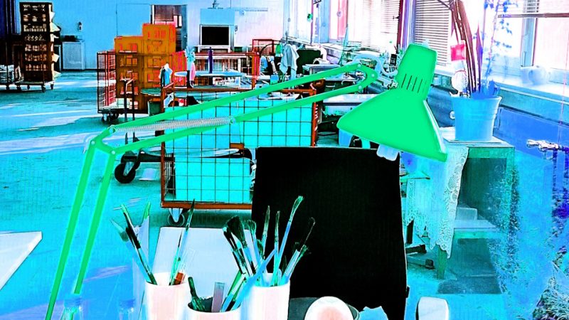 Manufakturen-Blog-PopArt-Projekt: Arbeitsplatzlampe, hellgrün (Foto: Wigmar Bressel) - basierend auf einem Foto in ein Produktionsgebäude der Porzellanmanufaktur Dibbern in Hohenberg an der Eger