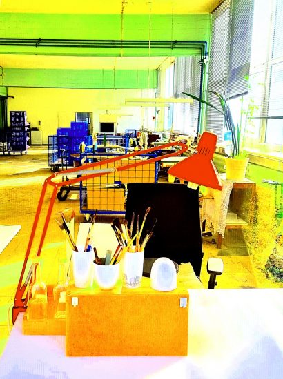 Manufakturen-Blog-PopArt-Projekt: Arbeitsplatzlampe, zinnoberrot (Foto: Wigmar Bressel) - basierend auf einem Foto in ein Produktionsgebäude der Porzellanmanufaktur Dibbern in Hohenberg an der Eger