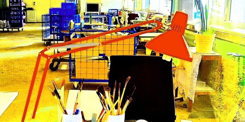 Manufakturen-Blog-PopArt-Projekt: Arbeitsplatzlampe, zinnoberrot (Foto: Wigmar Bressel) - basierend auf einem Foto in ein Produktionsgebäude der Porzellanmanufaktur Dibbern in Hohenberg an der Eger
