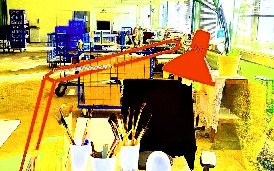 Manufakturen-Blog-PopArt-Projekt: Arbeitsplatzlampe, zinnoberrot (Foto: Wigmar Bressel) - basierend auf einem Foto in ein Produktionsgebäude der Porzellanmanufaktur Dibbern in Hohenberg an der Eger