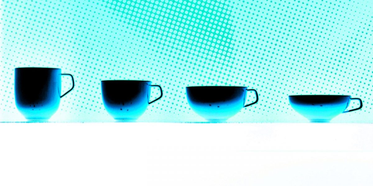 Manufakturen-Blog-PopArt-Projekt: Vier Tassen, eisblau (Foto: Wigmar Bressel) - basierend auf einem Foto von Tassen nach dem Entwurf von Alfredo Haeberli für die Porzellanmanufaktur Fürstenberg auf dem Stand auf der Messe Ambiente in Frankfurt