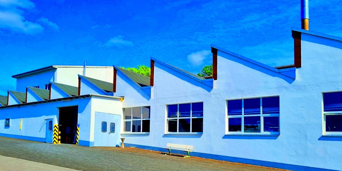 Manufakturen-Blog-PopArt-Projekt: Die Porzellanmanufaktur Fürstenberg III, blau (Foto: Wigmar Bressel) - basierend auf einem Foto vom Eingang zur Produktion auf der Westseite