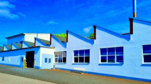 Manufakturen-Blog-PopArt-Projekt: Die Porzellanmanufaktur Fürstenberg III, blau (Foto: Wigmar Bressel) - basierend auf einem Foto vom Eingang zur Produktion auf der Westseite