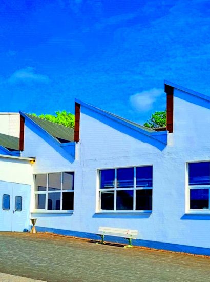 Manufakturen-Blog-PopArt-Projekt: Die Porzellanmanufaktur Fürstenberg III, blau (Foto: Wigmar Bressel) - basierend auf einem Foto vom Eingang zur Produktion auf der Westseite