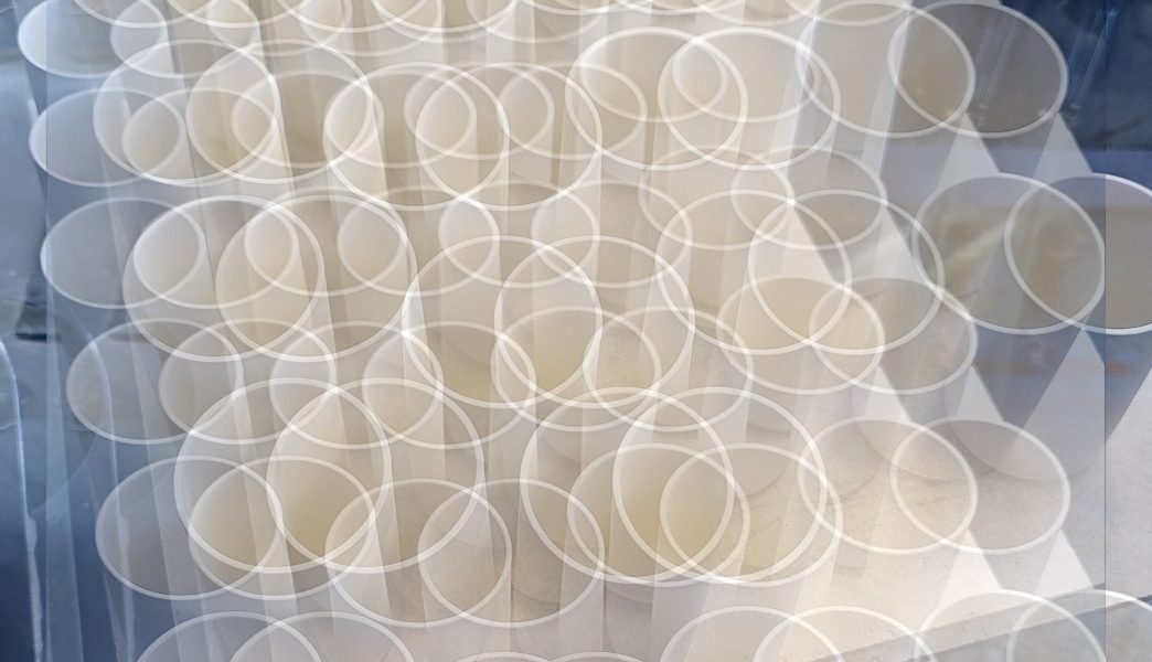 Manufakturen-Blog-PopArt-Projekt: Vasen VI, creme (Foto: Wigmar Bressel) - basierend auf einem Foto in der Produktion der niedersächsischen Porzellanmanufaktur Fürstenberg