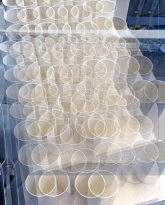 Manufakturen-Blog-PopArt-Projekt: Vasen VI, creme (Foto: Wigmar Bressel) - basierend auf einem Foto in der Produktion der niedersächsischen Porzellanmanufaktur Fürstenberg