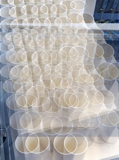 Manufakturen-Blog-PopArt-Projekt: Vasen VI, creme (Foto: Wigmar Bressel) - basierend auf einem Foto in der Produktion der niedersächsischen Porzellanmanufaktur Fürstenberg