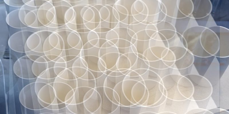 Manufakturen-Blog-PopArt-Projekt: Vasen VI, creme (Foto: Wigmar Bressel) - basierend auf einem Foto in der Produktion der niedersächsischen Porzellanmanufaktur Fürstenberg