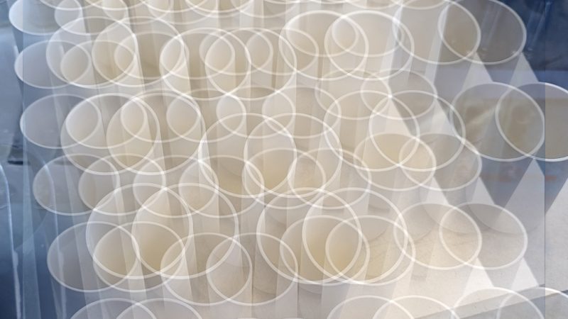 Manufakturen-Blog-PopArt-Projekt: Vasen VI, creme (Foto: Wigmar Bressel) - basierend auf einem Foto in der Produktion der niedersächsischen Porzellanmanufaktur Fürstenberg