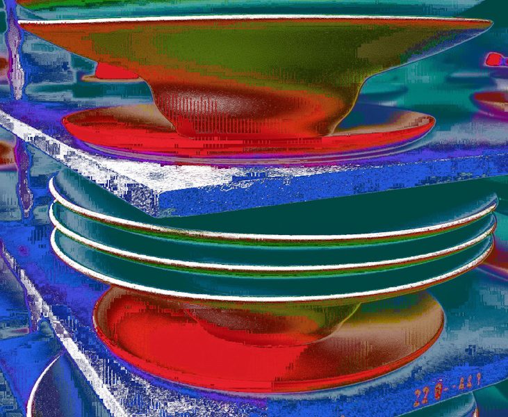 Manufakturen-Blog-PopArt-Projekt: Teller IV, blau II (Foto: Wigmar Bressel) - basierend auf einem Foto von Pastatellern in der Produktion der niedersächsischen Porzellanmanufaktur Fürstenberg