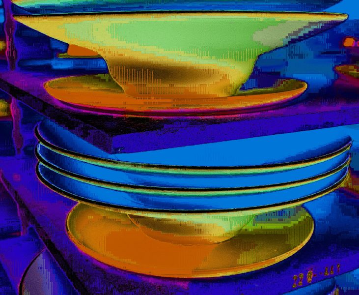 Manufakturen-Blog-PopArt-Projekt: Teller IV, blau (Foto: Wigmar Bressel) - basierend auf einem Foto von Pastatellern in der Produktion der niedersächsischen Porzellanmanufaktur Fürstenberg