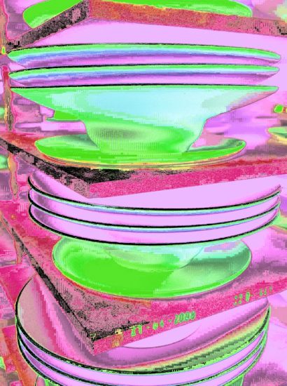 Manufakturen-Blog-PopArt-Projekt: Teller IV, lila (Foto: Wigmar Bressel) - basierend auf einem Foto von Pastatellern in der Produktion der niedersächsischen Porzellanmanufaktur Fürstenberg