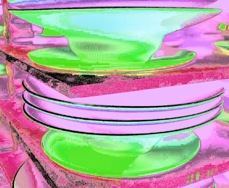 Manufakturen-Blog-PopArt-Projekt: Teller IV, lila (Foto: Wigmar Bressel) - basierend auf einem Foto von Pastatellern in der Produktion der niedersächsischen Porzellanmanufaktur Fürstenberg