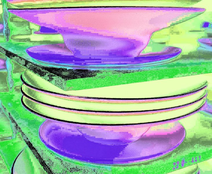 Manufakturen-Blog-PopArt-Projekt: Teller IV, zitronengelb (Foto: Wigmar Bressel) - basierend auf einem Foto von Pastatellern in der Produktion der niedersächsischen Porzellanmanufaktur Fürstenberg