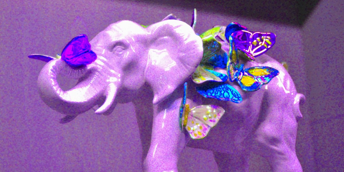 Manufakturen-Blog-PopArt-Projekt: Lila Elefant (Foto: Wigmar Bressel) - basierend auf einer Plastik - fußend auf einem Modell aus der Gräfenthaler Porzellanmanufaktur - von Maria Volokhova für die Porzellanmanufaktur Reichenbach in Thüringen