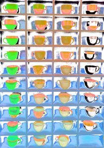 Manufakturen-Blog-PopArt-Projekt: Tassen IX-2, weißblau ("Eine fehlt.") Foto: Wigmar Bressel) basierend auf einem Foto in der Werkstatt der Independent-Keramikerin Frauke Alber in Bremen