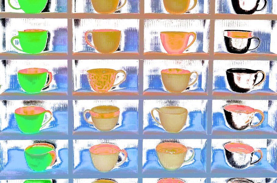 Manufakturen-Blog-PopArt-Projekt: Tassen IX-2, weißblau ("Eine fehlt.") - basierend auf einem Foto in der Werkstatt der Independent-Keramikerin Frauke Alber in Bremen (Foto: Wigmar Bressel)