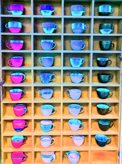 Manufakturen-Blog-PopArt-Projekt: Tassen IX, pink ("Eine fehlt.") - basierend auf einem Foto in der Werkstatt der Independent-Keramikerin Frauke Alber in Bremen (Foto: Wigmar Bressel)