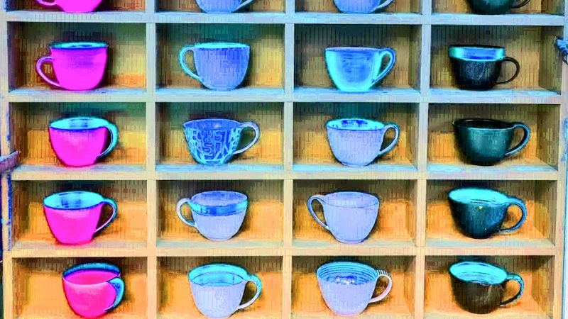 Manufakturen-Blog-PopArt-Projekt: Tassen IX, pink ("Eine fehlt.") - basierend auf einem Foto in der Werkstatt der Independent-Keramikerin Frauke Alber in Bremen (Foto: Wigmar Bressel)