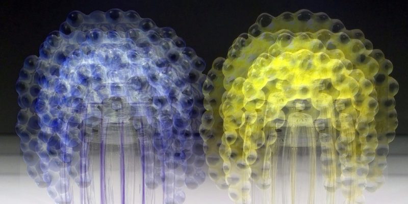 Manufakturen-Blog-PopArt-Projekt: Lalique Parfumflacons, blau / gelb (Foto: Wigmar Bressel) Musée Lalique Wingen-sur-Moder