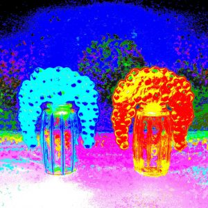 Manufakturen-Blog-PopArt-Projekt: Lalique Parfumflacons, blau - basierend auf einem Foto von historischen Parfumflacons von René Lalique im Werksmuseum der Glasmanufaktur Lalique in Wingen-sur-Moder (Foto: Wigmar Bressel)