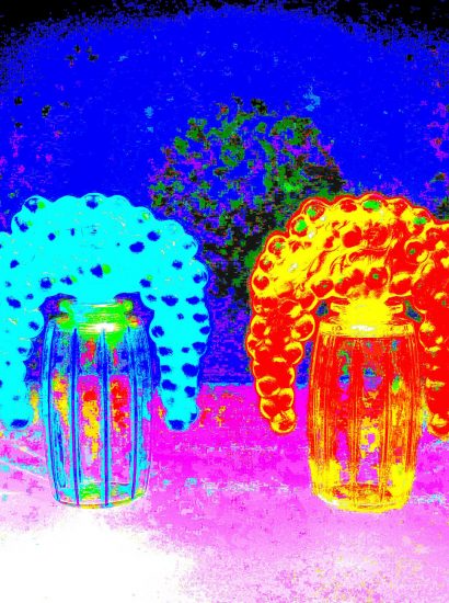 Manufakturen-Blog-PopArt-Projekt: Lalique Parfumflacons, blau - basierend auf einem Foto von historischen Parfumflacons von René Lalique im Werksmuseum der Glasmanufaktur Lalique in Wingen-sur-Moder (Foto: Wigmar Bressel)