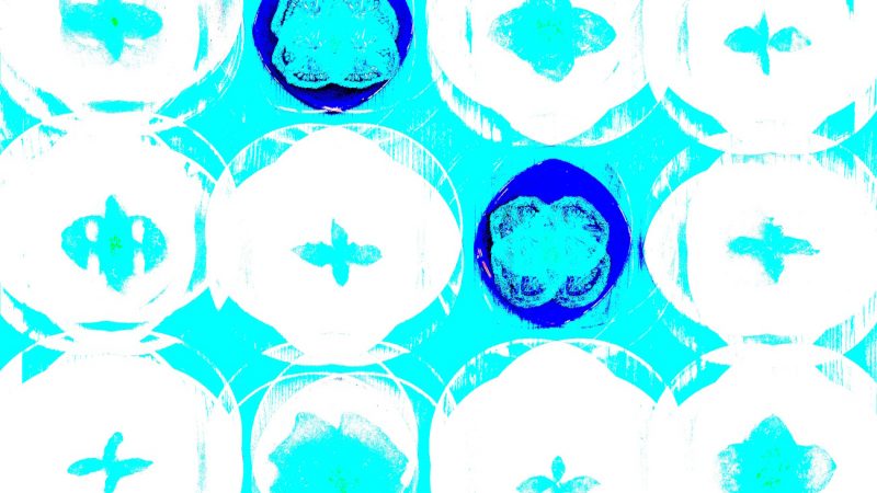 Manufakturen-Blog-PopArt-Projekt: Teller VIII (Fahnen), quer türkis (Foto: Wigmar Bressel) - basierend auf einem Foto von Kathrin Ritzi-Schaufelberger von Tellern des eidgenössischen Ritziporzellan aus Kradolf