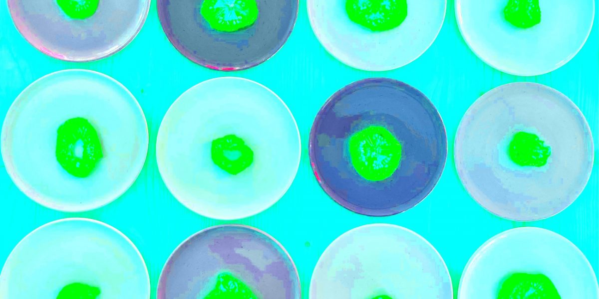 Manufakturen-Blog-PopArt-Projekt: Teller VI (Fahnen), quer türkis (Foto: Wigmar Bressel) - basierend auf einem Foto von Kathrin Ritzi-Schaufelberger von Tellern des eidgenössischen Ritziporzellan aus Kradolf